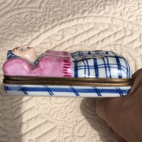 👩‍❤️‍👨 Retired Limoges Rochard Older Couple Sleeping Trinket Ring Box 🎀🎁❤️ - Picture 5 of 16